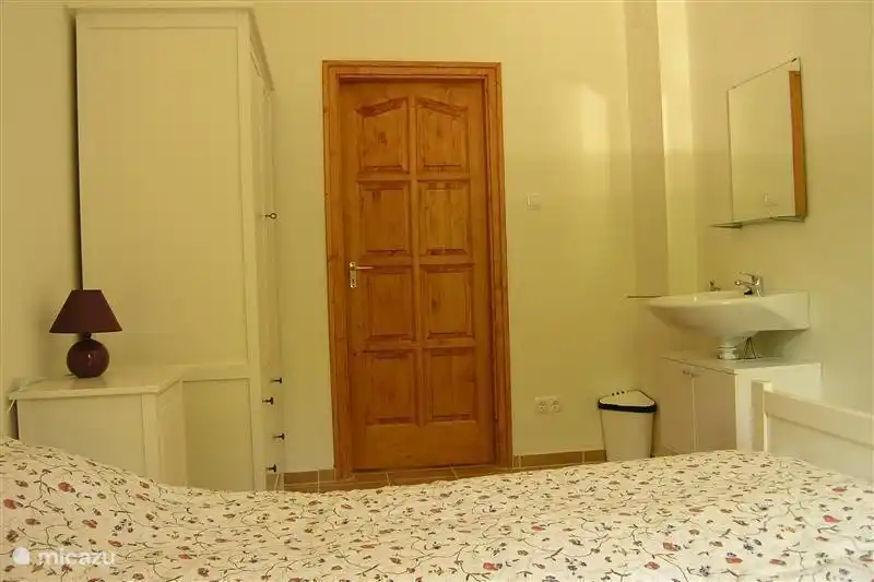 Bons lits dans la chambre principale avec lavabo