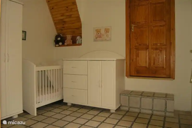 La chambre à l'étage est merveilleusement fraîche pour que vos petits enfants puissent se reposer même par temps chaud.