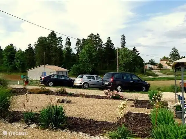 Dordoña, Villa Condat en Francia, Dordoña, Condat-sur-Trincou - casa vacacional ¡Tres autos pueden estacionar fácilmente en el lugar en nuestro patio delantero!