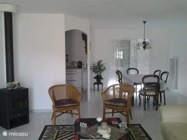 Dordoña, Villa Condat en Francia, Dordoña, Condat-sur-Trincou - casa vacacional El comedor.
La puerta corredera aquí está oscurecida contra el calor por la persiana enrollable eléctrica. Por supuesto, también puede apagar el toldo eléctrico. El comedor da al patio trasero. ¡Pero probablemente comas afuera la mayor parte del tiempo!
A la izquierda el paso a la cocina semiabierta.