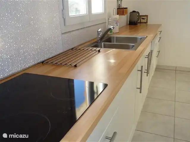 Dordoña, Villa Condat en Francia, Dordoña, Condat-sur-Trincou - casa vacacional Cocina con amplia encimera, lavavajillas, placa de inducción, campana extractora y fregadero doble.