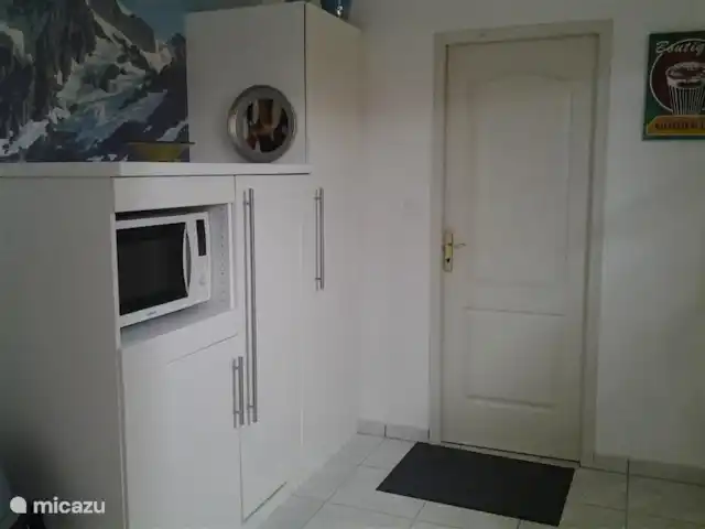 Dordoña, Villa Condat en Francia, Dordoña, Condat-sur-Trincou - casa vacacional El microondas combinado, la nevera grande y la alacena de la cocina. La lavadora, la secadora y el congelador están en el lavadero.