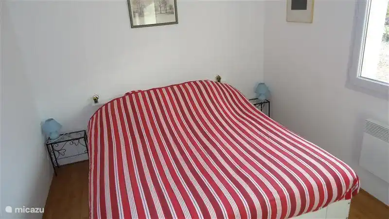 Ein großes Doppelbett und drei-Tür hängen / Garderobe im zweiten Schlafzimmer