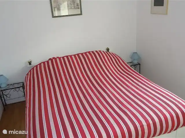 Dordoña, Villa Condat en Francia, Dordoña, Condat-sur-Trincou - casa vacacional Una gran cama de matrimonio y armario de tres puertas en el segundo dormitorio.