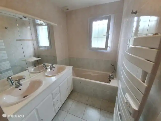 Dordoña, Villa Condat en Francia, Dordoña, Condat-sur-Trincou - casa vacacional El baño con el espejo grande, el lavabo doble, el baño con ducha y la ducha separada.
