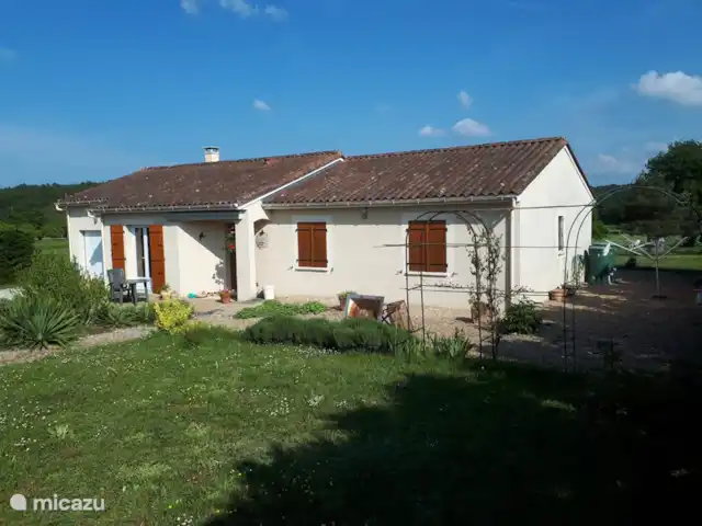 Dordoña, Villa Condat en Francia, Dordoña, Condat-sur-Trincou - casa vacacional Vista frontal Villa Condat. Maravillosamente aislado.