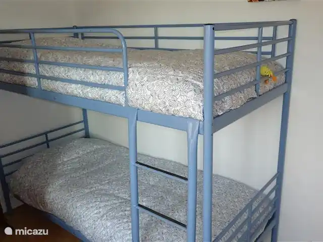 Dordoña, Villa Condat en Francia, Dordoña, Condat-sur-Trincou - casa vacacional La litera del cuarto dormitorio. La cuna también se encuentra en esta habitación.