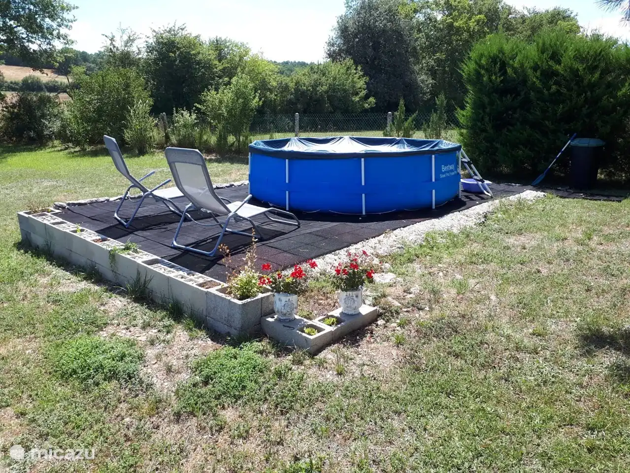 Das oberirdische Schwimmbecken hat einen Durchmesser von 3,05 und ist ca. 80 cm hoch. Ein Kinderbecken ist ebenfalls vorhanden.