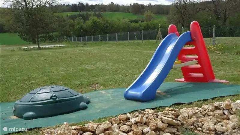 Rutsche und Sandkasten