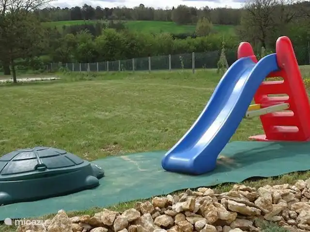 Dordoña, Villa Condat en Francia, Dordoña, Condat-sur-Trincou - casa vacacional Tobogán y arenero. También hay un campo de juego de bádminton.