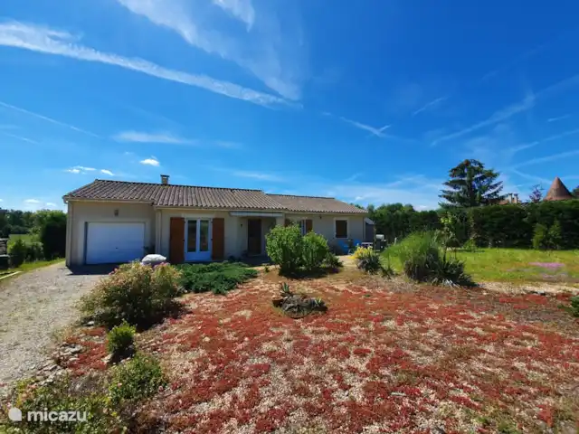 Dordoña, Villa Condat en Francia, Dordoña, Condat-sur-Trincou - casa vacacional Villa Condat, maravillosamente aislada. Frente.