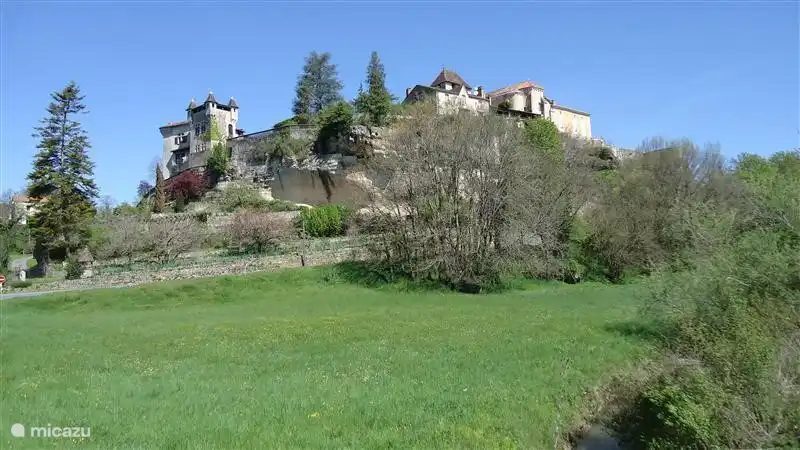 Das Dorf Condat sur Trincou, auf dem Felsen entfernt.