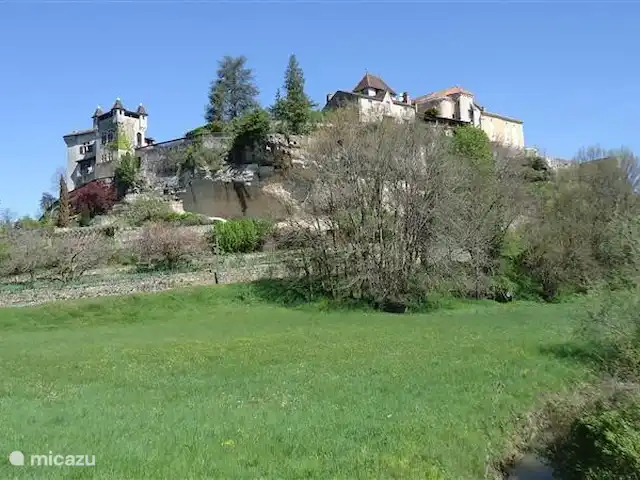 Dordoña, Villa Condat en Francia, Dordoña, Condat-sur-Trincou - casa vacacional Nuestro pueblo de Condat sur Trincou, encaramado en la roca.