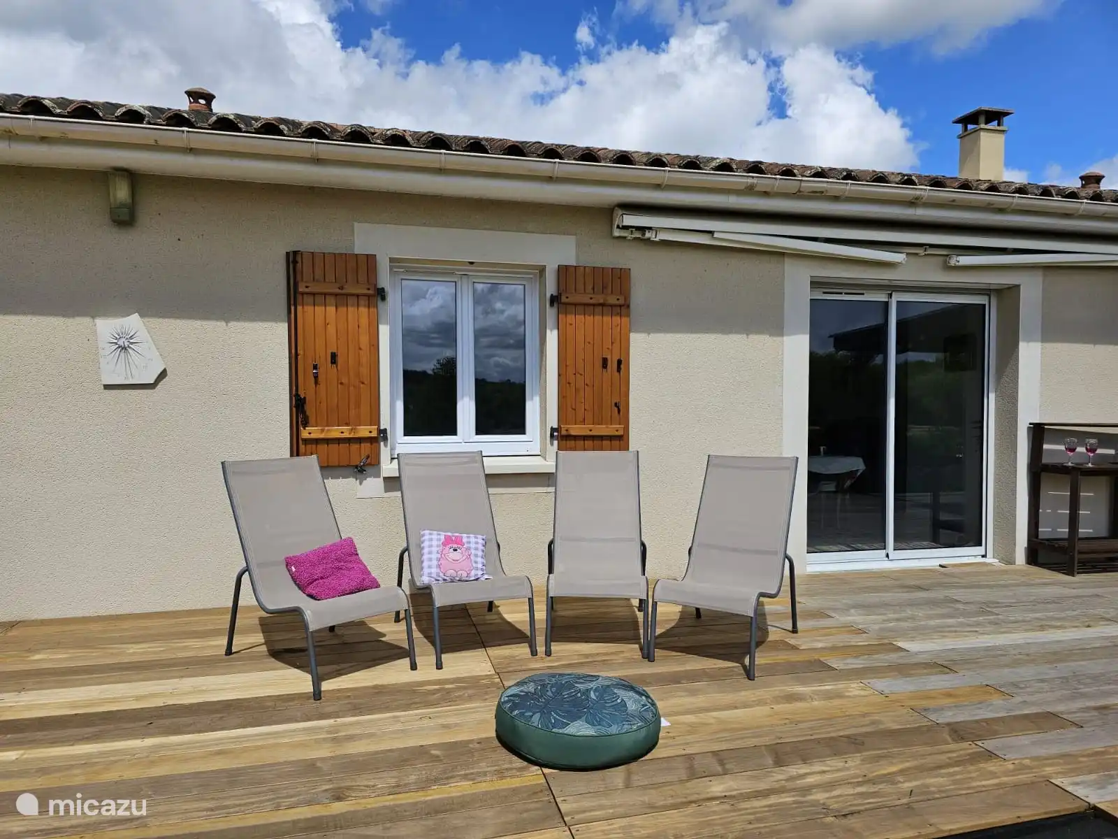 Sonnige hintere Terrasse.