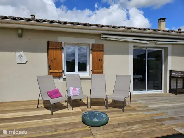 Dordoña, Villa Condat en Francia, Dordoña, Condat-sur-Trincou - casa vacacional Terraza trasera soleada.