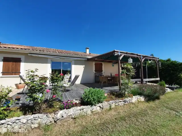 Dordoña, Villa Condat en Francia, Dordoña, Condat-sur-Trincou - casa vacacional En la parte trasera puede sentarse al sol y disfrutar de la sombra en la terraza cubierta.