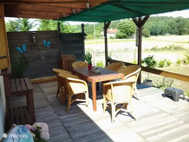 Dordoña, Villa Condat en Francia, Dordoña, Condat-sur-Trincou - casa vacacional La gran terraza cubierta de 5 por 4 metros, donde se puede sentar todos juntos y posiblemente hacer una barbacoa. Esta terraza desemboca en el solárium. En total, la terraza tiene un tamaño de 55 m2.