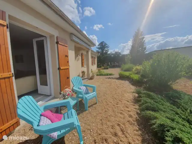 Dordoña, Villa Condat en Francia, Dordoña, Condat-sur-Trincou - casa vacacional El frente de Villa Condat con las puertas del patio..