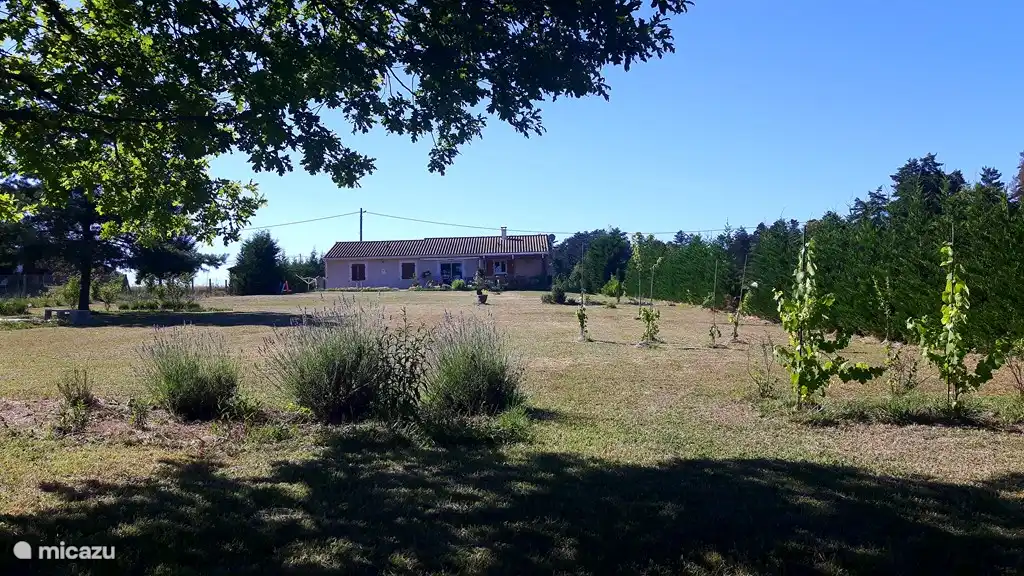 Auf der Rückseite des Gartens der Blick auf das Haus.