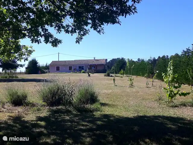 Dordoña, Villa Condat en Francia, Dordoña, Condat-sur-Trincou - casa vacacional En la parte trasera del jardín la vista de la casa.