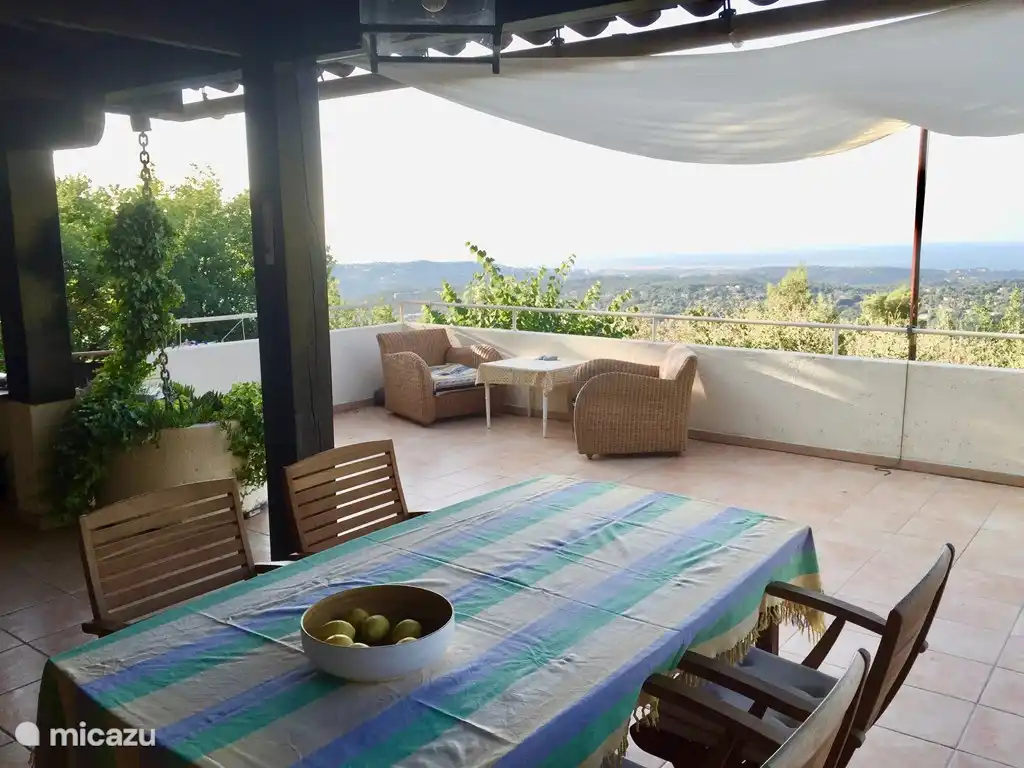 Essbereich im Obergeschoss Terrasse. Im Sommer Schatten und im Winter in der Sonne