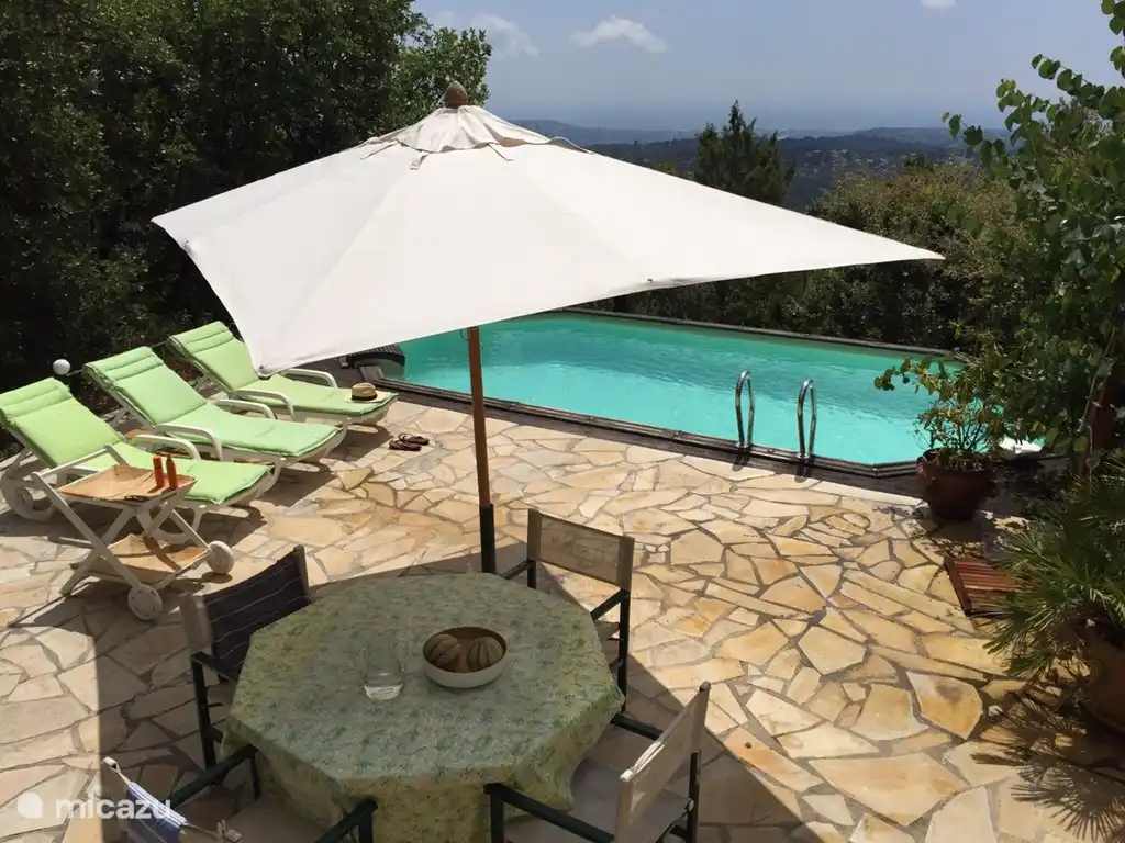 Pool und Terrasse vom Oberdeck gesehen