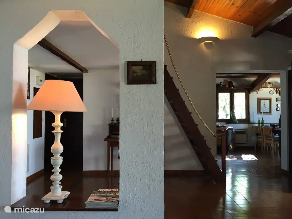 Schau durch das Wohnzimmer in die Küche