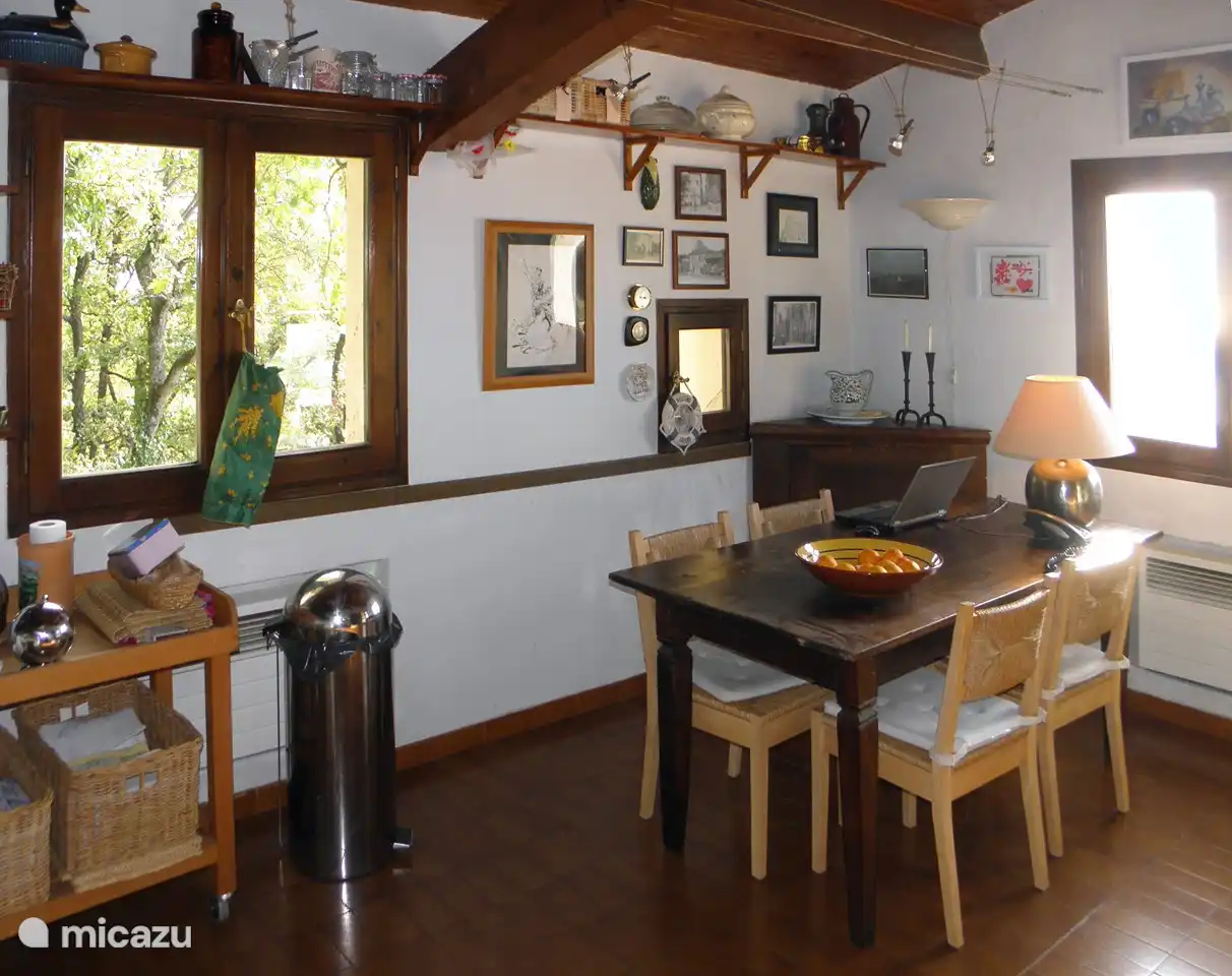 Wohnküche mit Essecke und Kamin