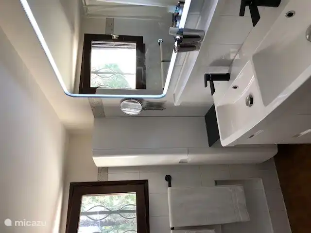 Badezimmer mit 2 Waschbecken. 