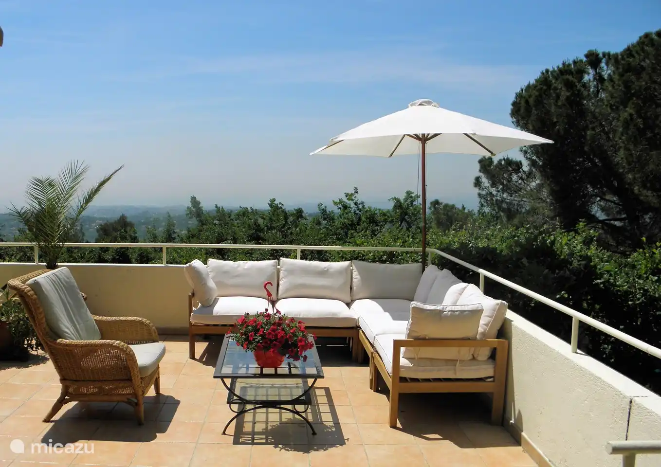 Terrasse mit schöner Aussicht und einem schönen Lounge-Set