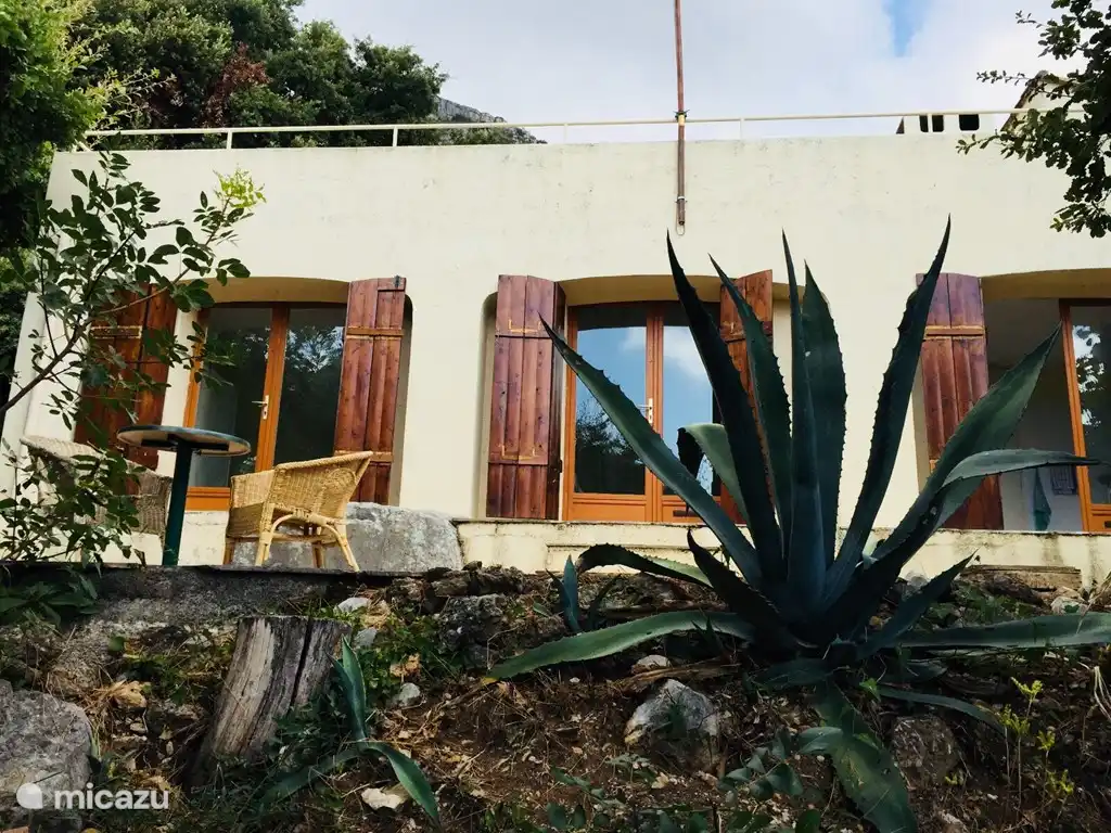 Vorderansicht unter Wohnung