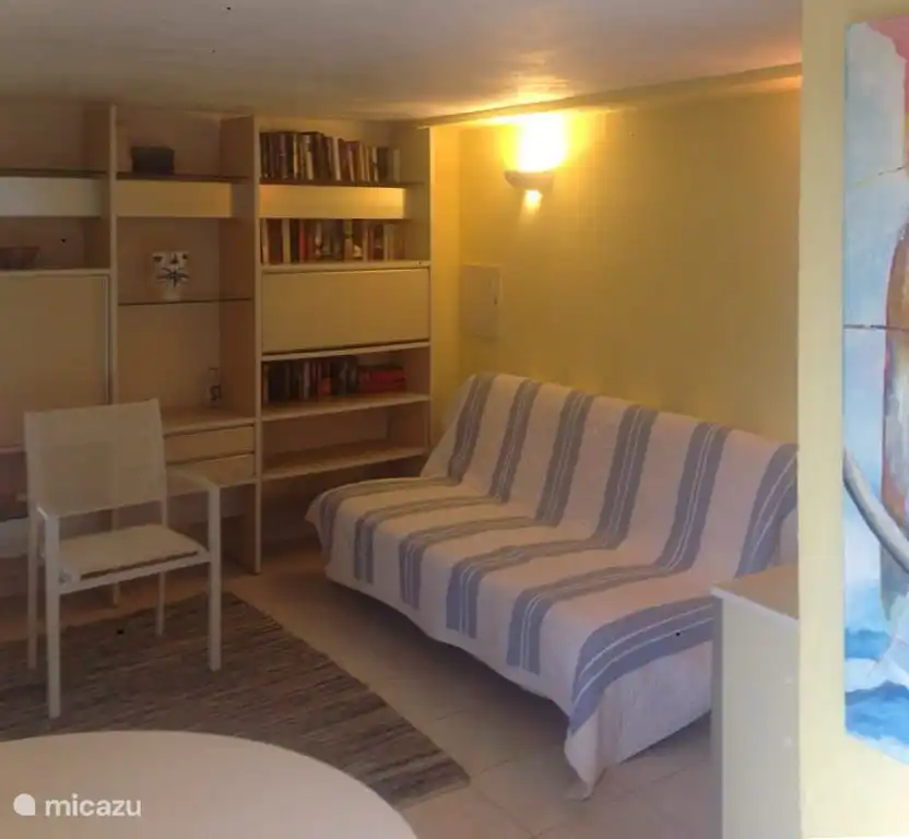 Wohnung: Wohnzimmer mit einem Doppelschlafsofa