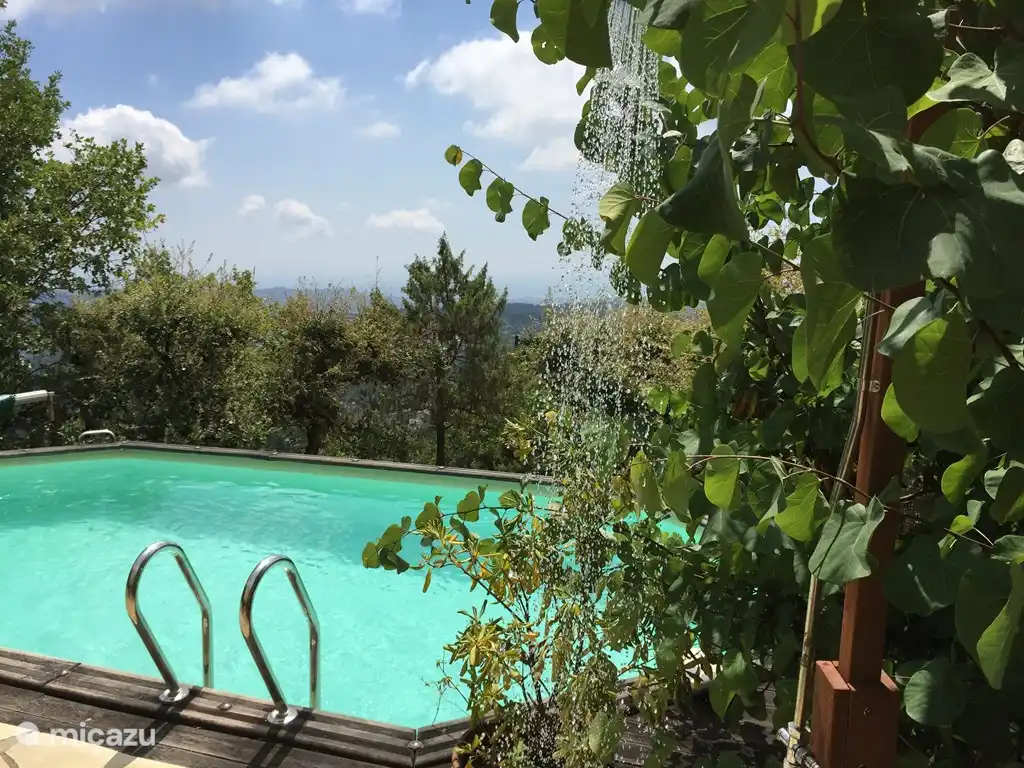 Schwimmbad mit Blick auf das Tal