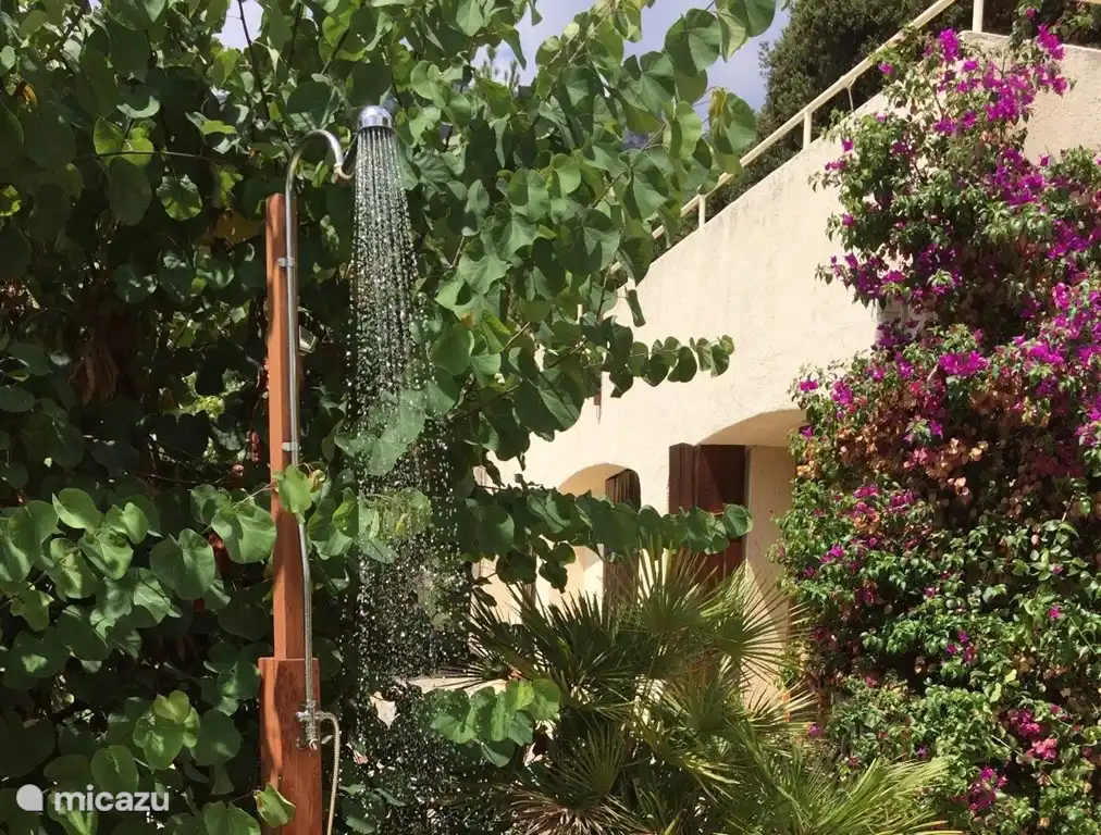 Ein Blick auf die Dusche am Pool