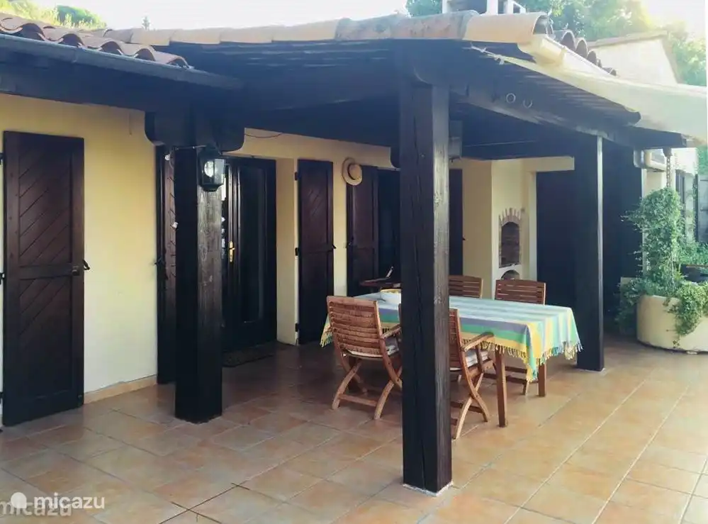 Halb überdachte obere Terrasse