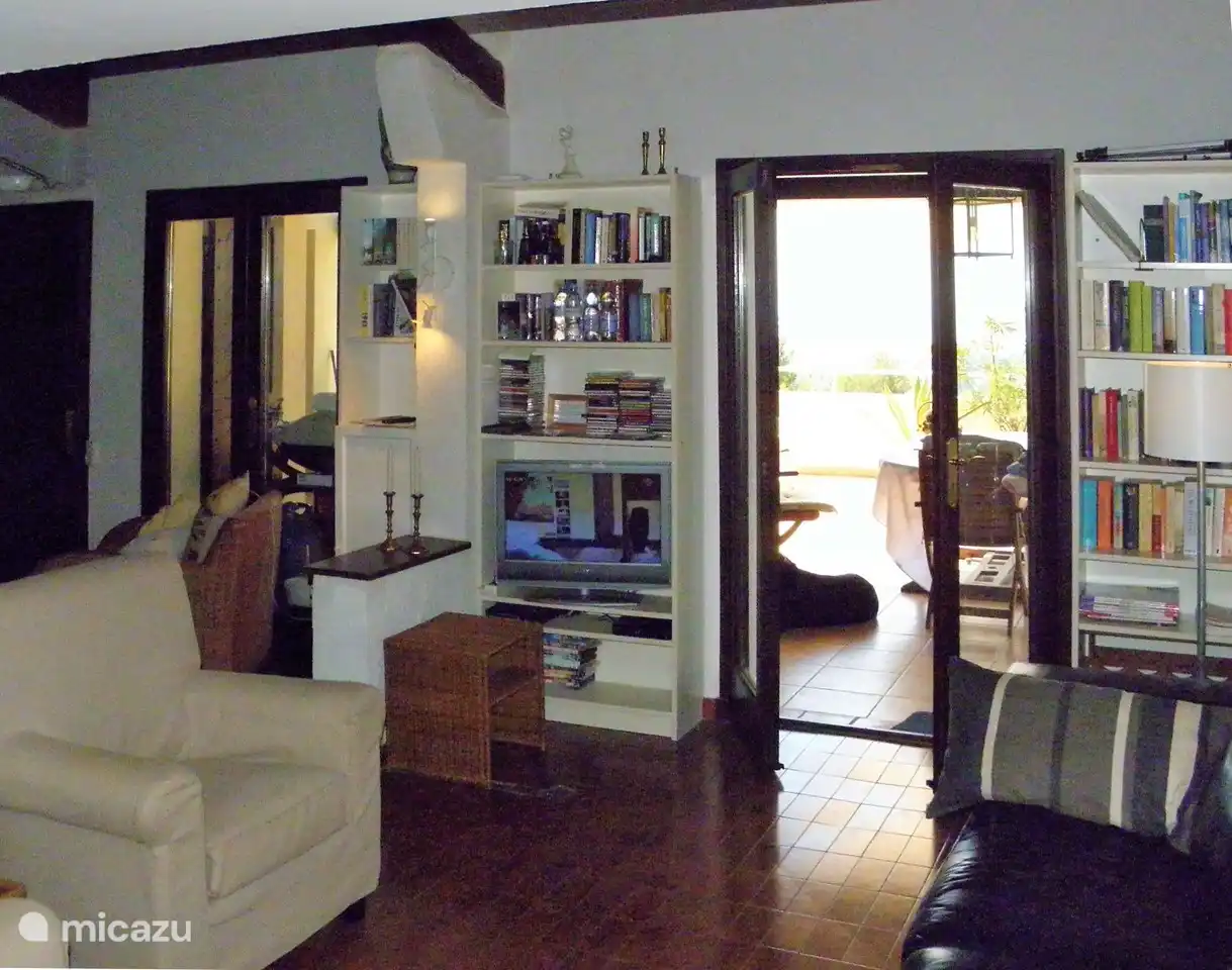 Türen vom Wohnzimmer zur oberen Terrasse.