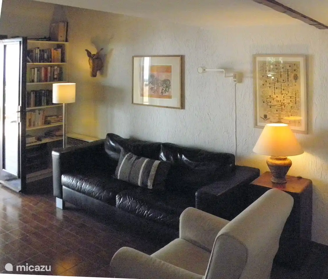 Die geräumige Lounge. Im Sommer sitz man hier nicht viel, aber im Winter ist es gemütlich.