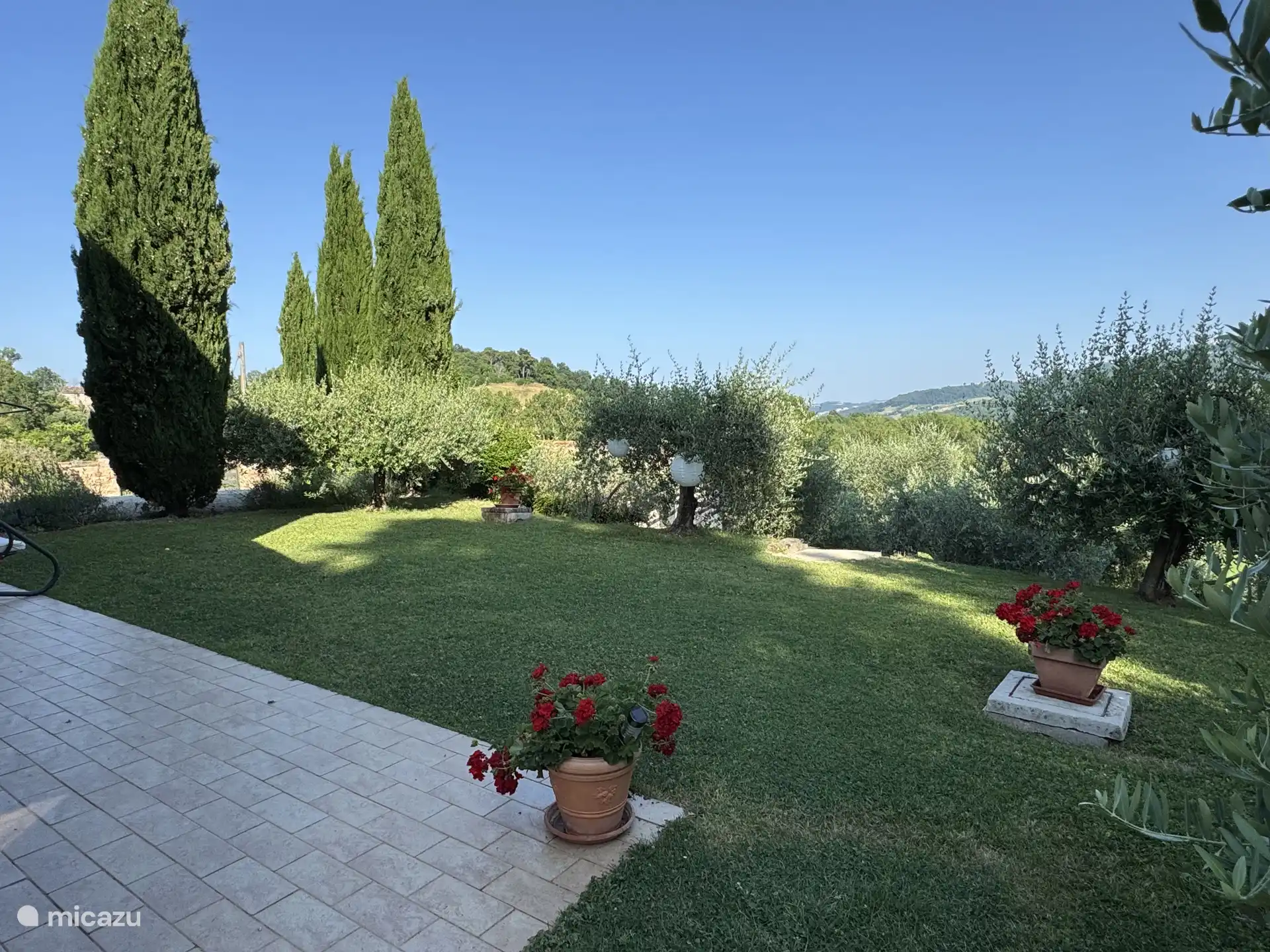 Vorgarten mit Blick auf die italienischen Hügel.