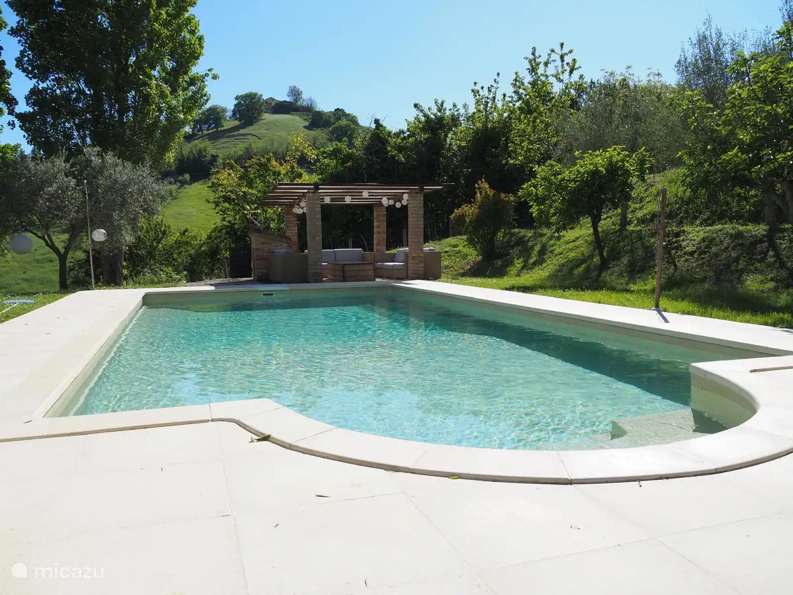 Genießen Sie nach dem Schwimmen einen Drink im Lounge-Set!