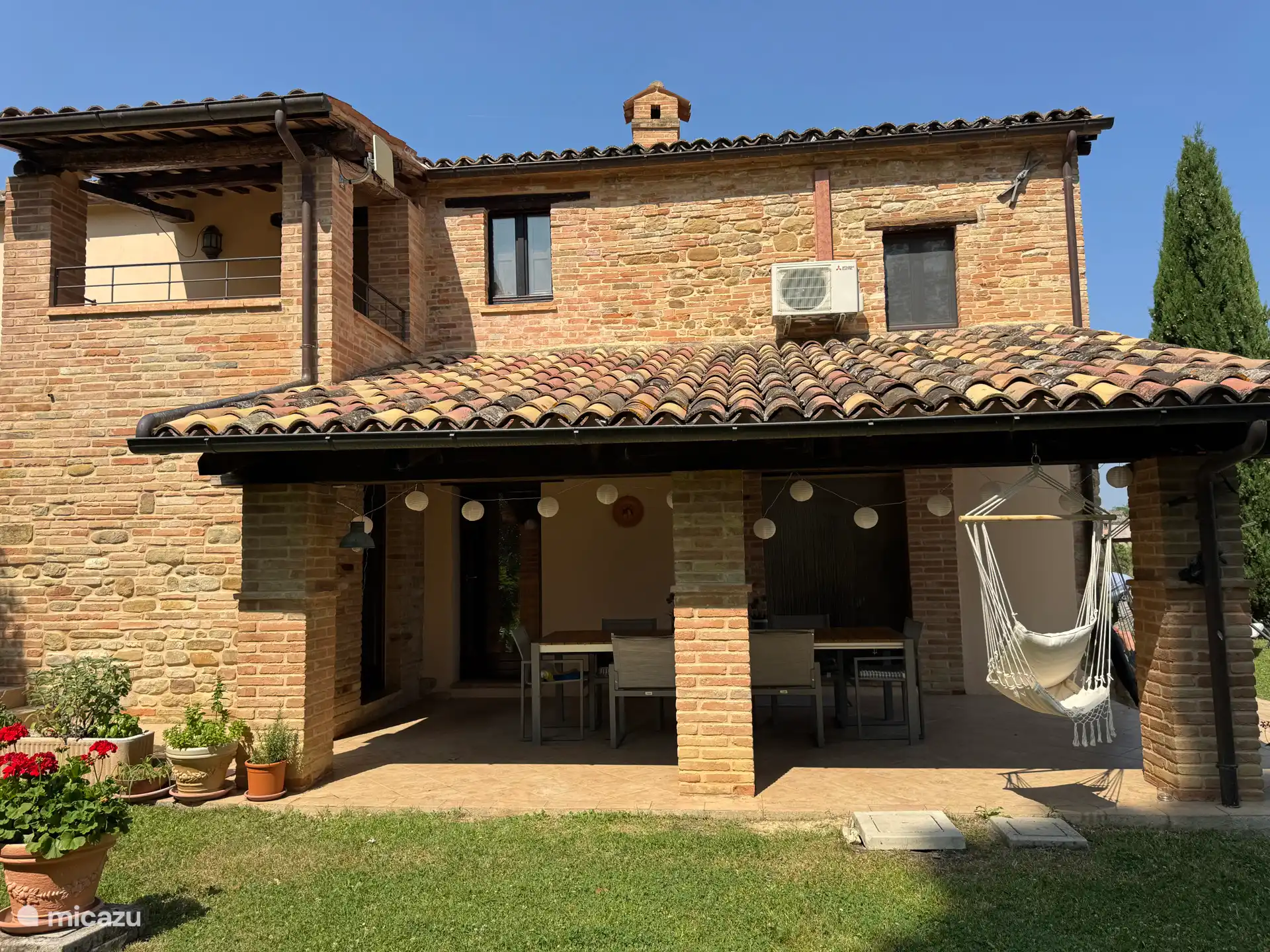 Haus mit Seitenblick, überdachte Terrasse
