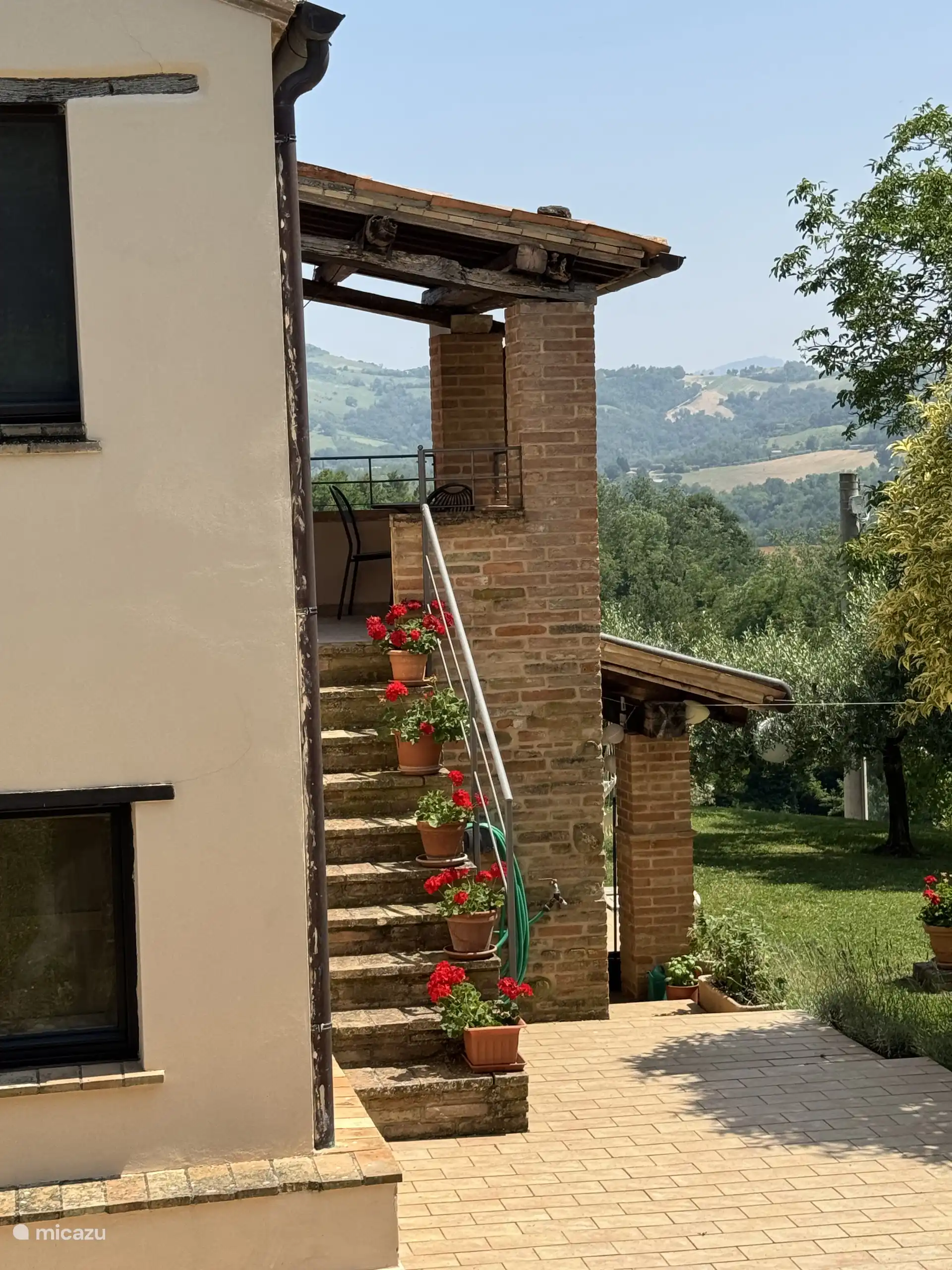 Treppe zum Balkon mit schöner Aussicht