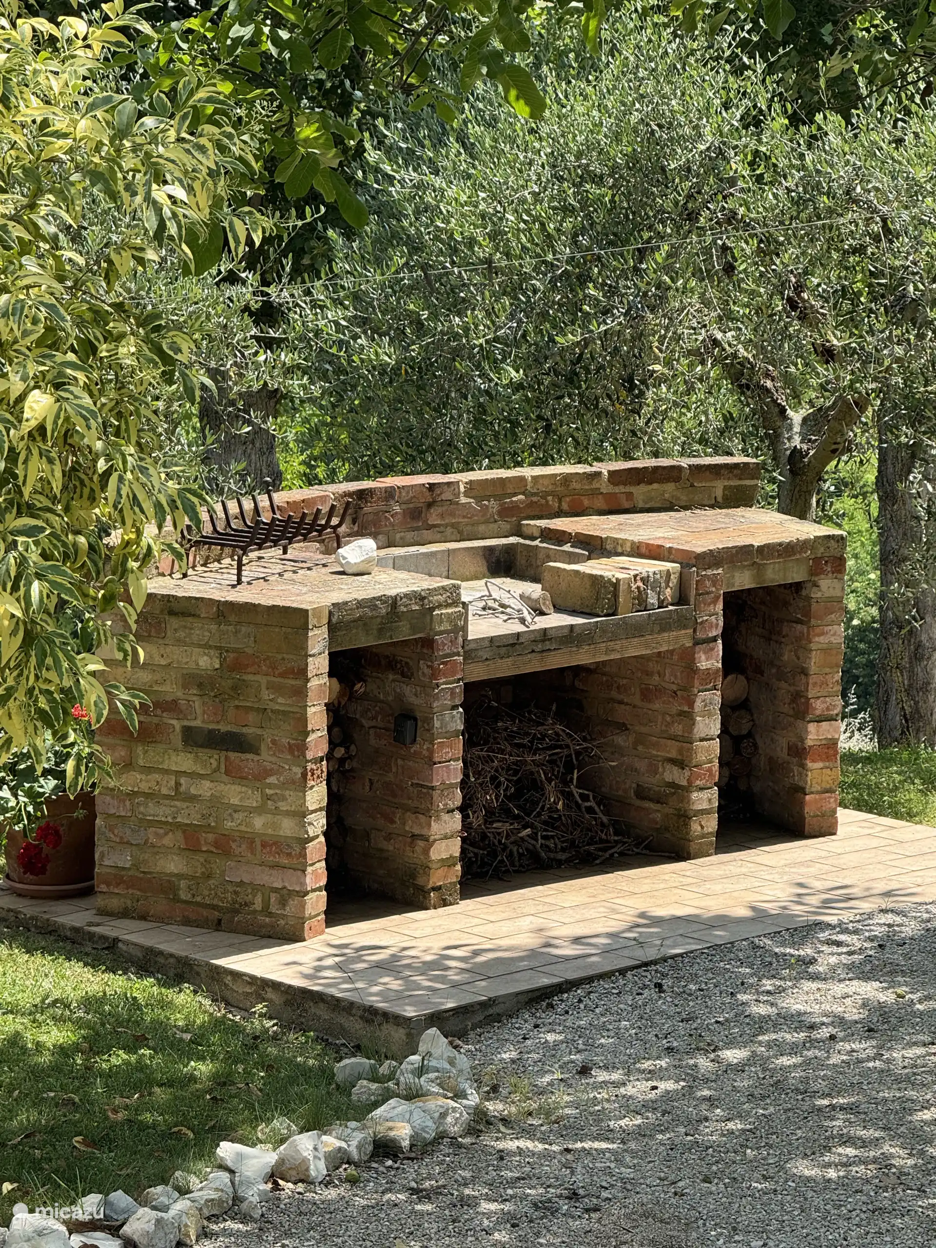 großer Steingrill (aber auch zwei separate Grills verfügbar)