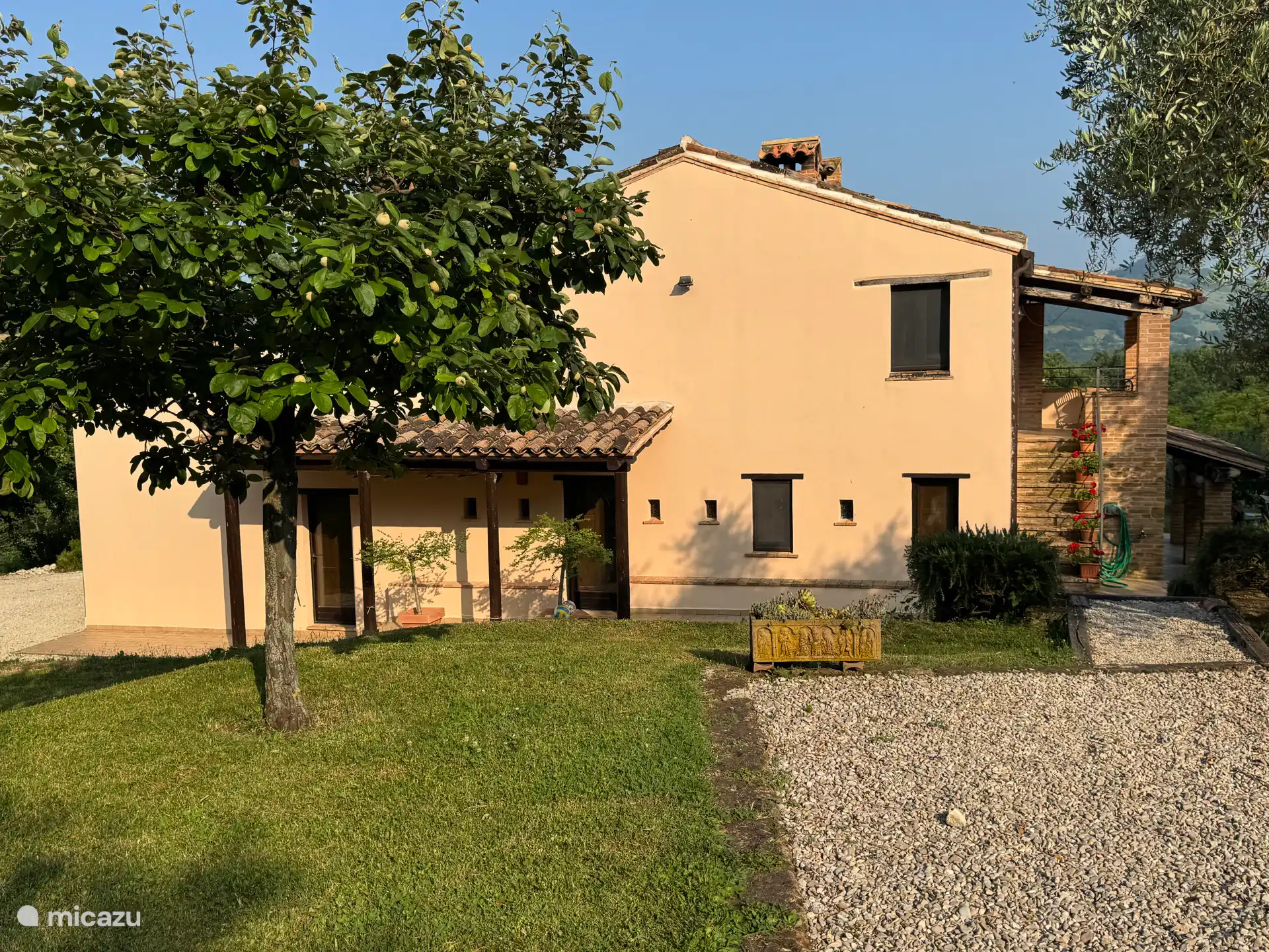 Rückansicht des Hauses mit Abendlicht