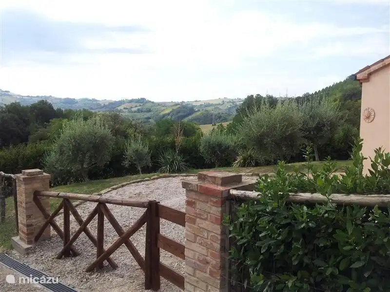 Das Haus aus dem Pool zu sehen