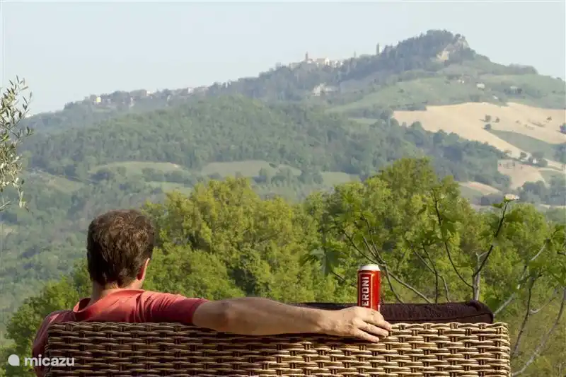 Fantastischer 360-Grad-Blick auf das Tal mit Hügeln und Hügelstädten
(sie trinken hier Peroni-Bier, sehr gut...)