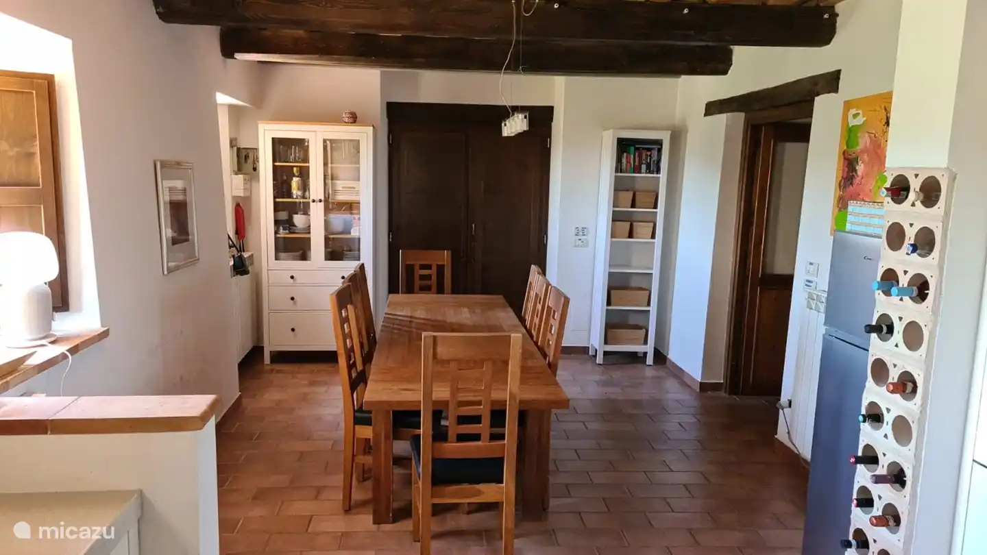 Komfortable Wohnküche mit allen notwendigen Geräten.