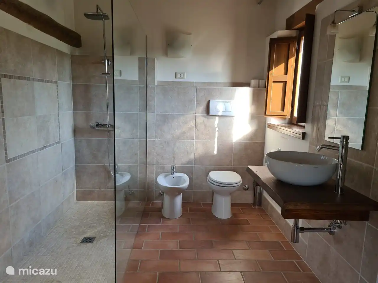 das Badezimmer neben dem Hauptschlafzimmer