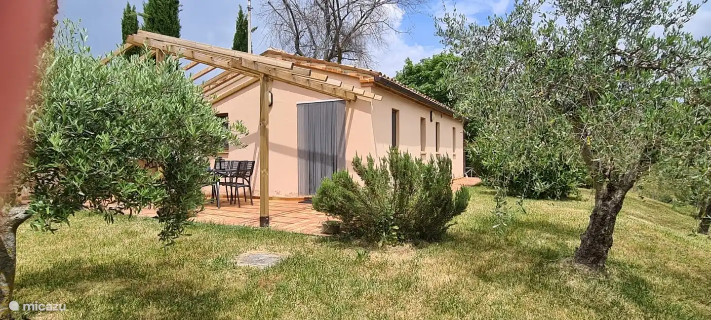 das separate Ferienhaus, das zum Haus gehört