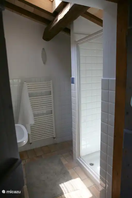 Badezimmer Ferienhaus mit Waschbecken (li hier, um zu sehen), und auch in der Dusche Aussparung, die Toilette