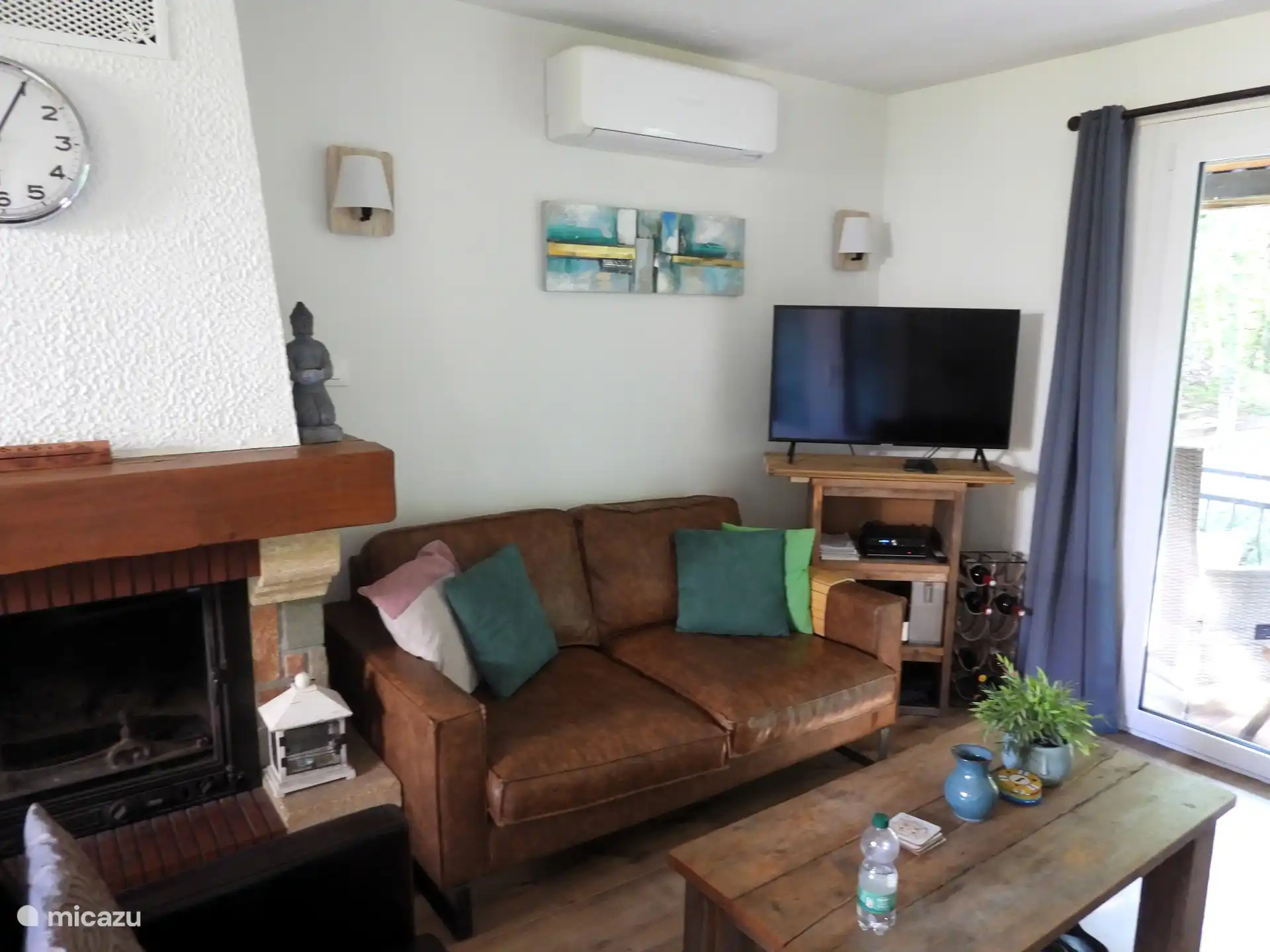 Salón, chimenea, televisor con canales neerlandeses y aire acondicionado
